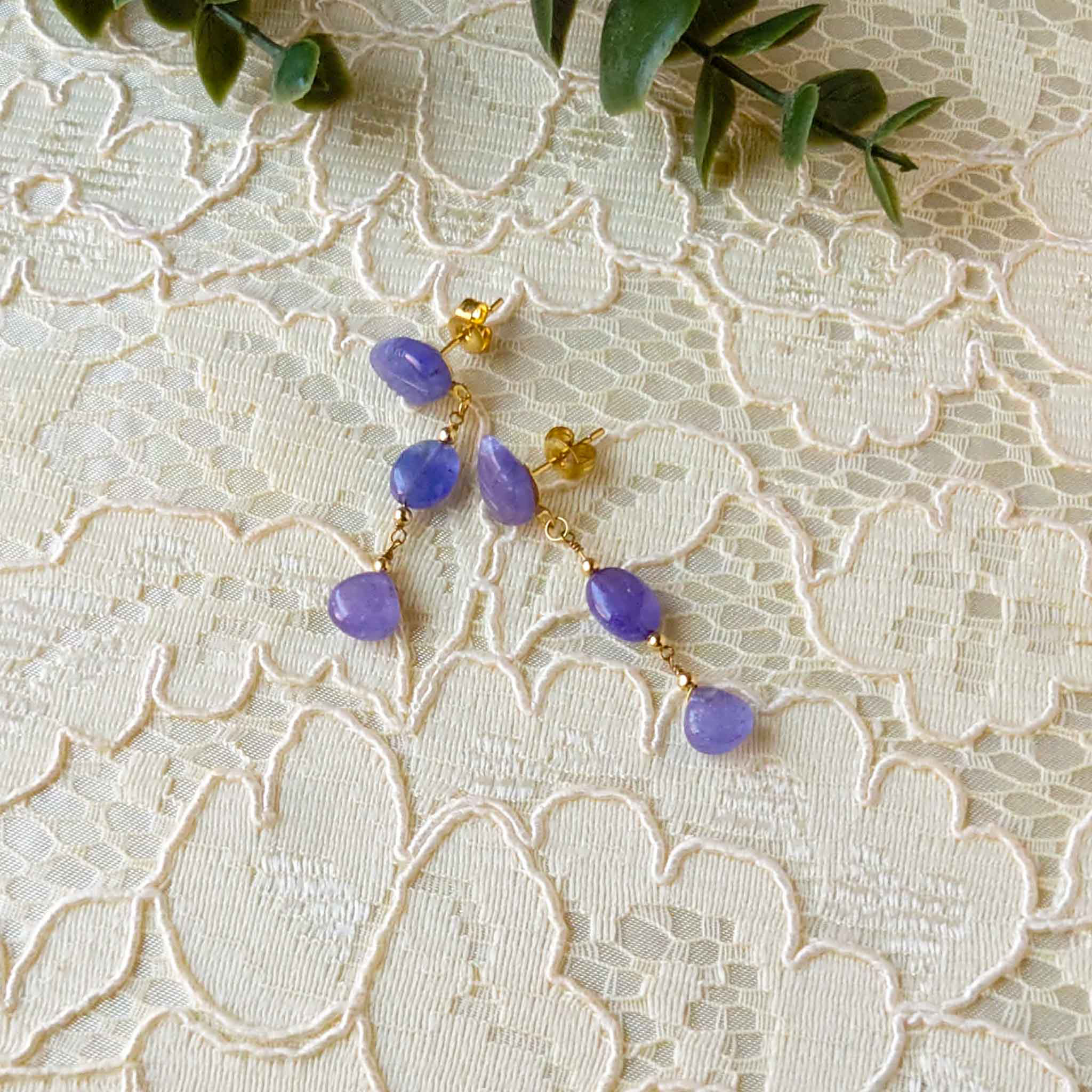 SG23P0027-01　葉っぱのカービングがあるタンザナイトのピアス　サージカルステンレス　ゴールドカラー