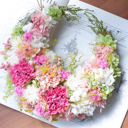 三日月リース プリザーブドフラワー ドライフラワー 玄関リース ピンク