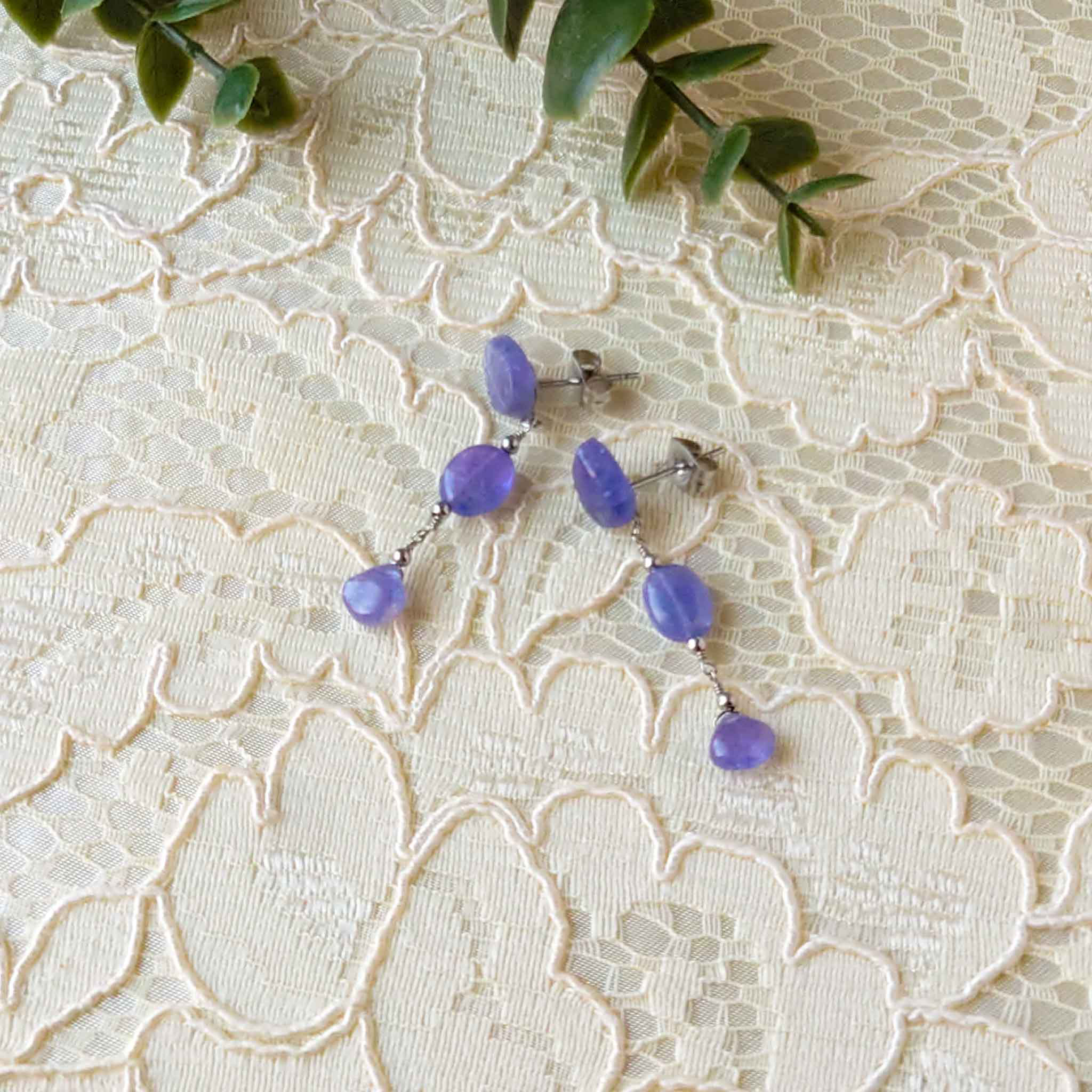 SS23P1028-01　葉っぱのカービングがあるタンザナイトのピアス　サージカルステンレス　ステンレスカラー