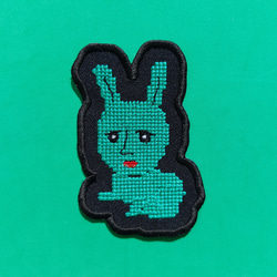 クロスステッチのウサギ 大サイズ 枠がブラック 黒 ワッペン 刺繍 パッチ ホームメイド 面白い 緑 グリーン 個性的 8枚目の画像