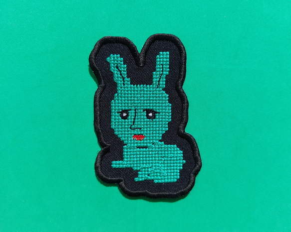 クロスステッチのウサギ 大サイズ 枠がブラック 黒 ワッペン 刺繍 パッチ ホームメイド 面白い 緑 グリーン 個性的 8枚目の画像