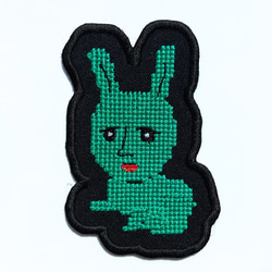 クロスステッチのウサギ 大サイズ 枠がブラック 黒 ワッペン 刺繍 パッチ ホームメイド 面白い 緑 グリーン 個性的 2枚目の画像