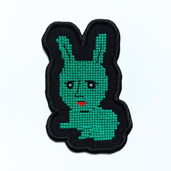 クロスステッチのウサギ 大サイズ 枠がブラック 黒 ワッペン 刺繍 パッチ ホームメイド 面白い 緑 グリーン 個性的 1枚目の画像