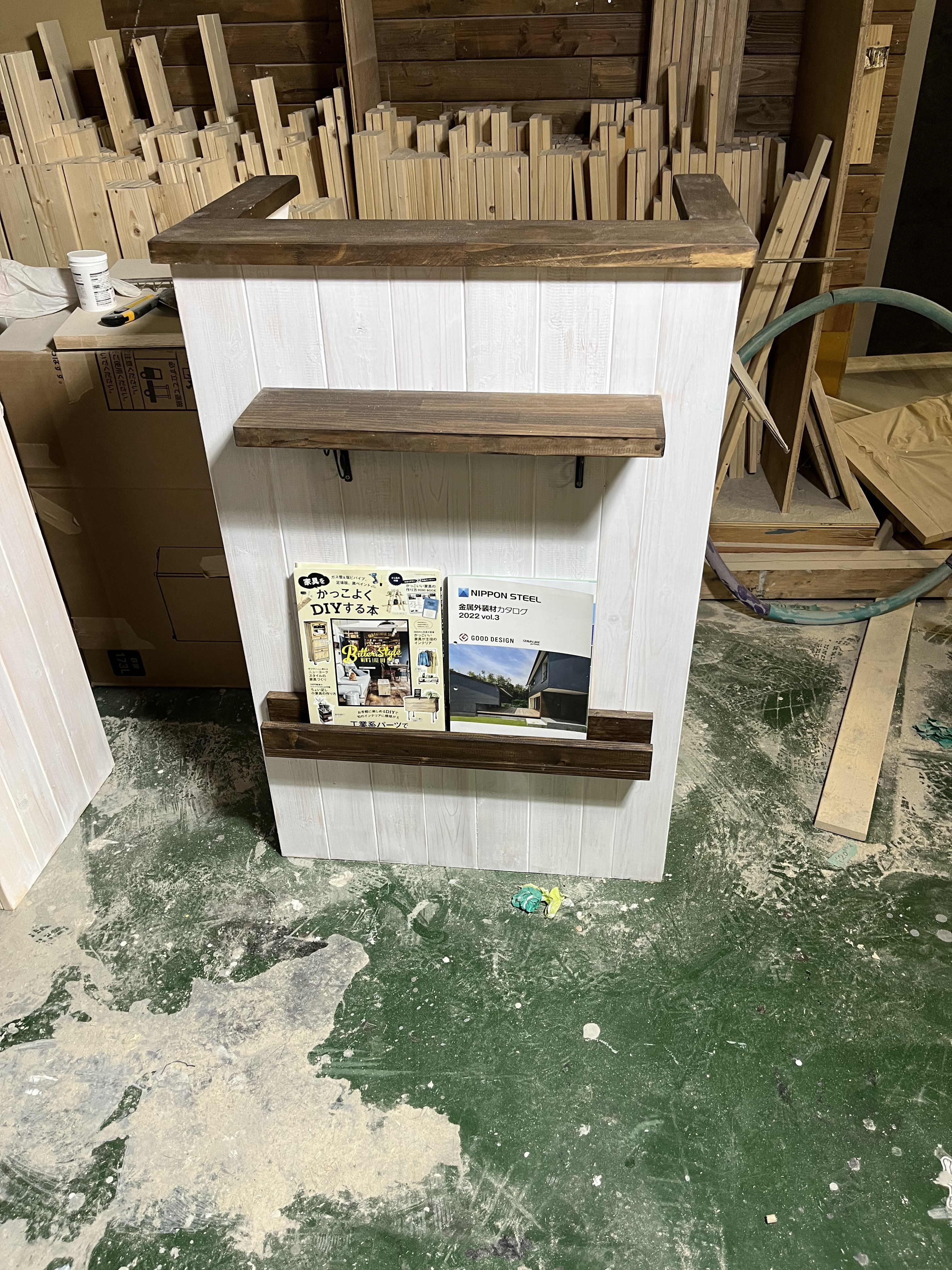 レジカウンター　受付カウンター　マガジンラック付き　アンティーク感あり