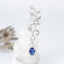 ～知的な青の天然石～　カイヤナイトの蔓飾りイヤーカフ　左耳用　天然石アクセサリー　一点物 1枚目の画像