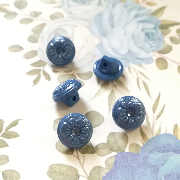 ヴィンテージ　ガラスボタン　小粒　ブルー　花の模様　10㎜　1個　Vintage【VRBs-040】 1枚目の画像