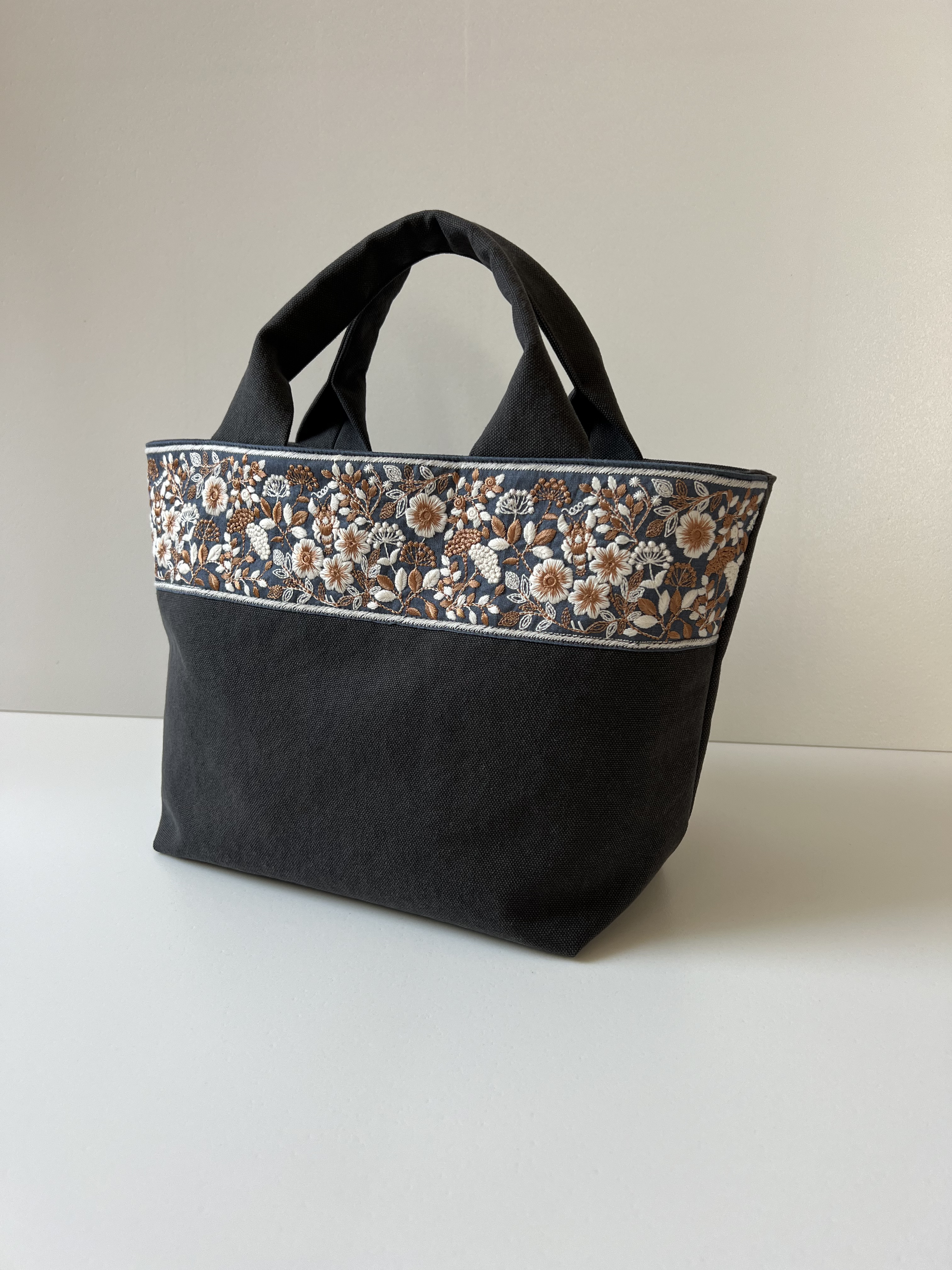 新色◇インド刺繍リボンとクッタリ帆布のトートバッグ◇charcoalgrey トートバッグ toi toi toi 通販|Creema(クリーマ) 17576022 新色◇インド刺繍リボンとクッタリ帆布のトートバッグ◇charcoalgrey トートバッグ toi toi toi 通販|Creema(クリーマ) 17576022