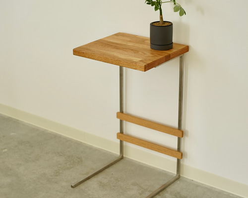 ステンレスと無垢材のサイドテーブル（レッドオーク） サイドテーブル