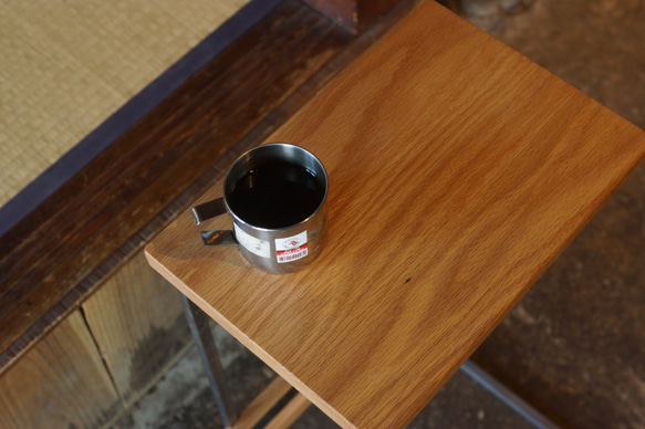ステンレスと無垢材のサイドテーブル（レッドオーク） 3枚目の画像