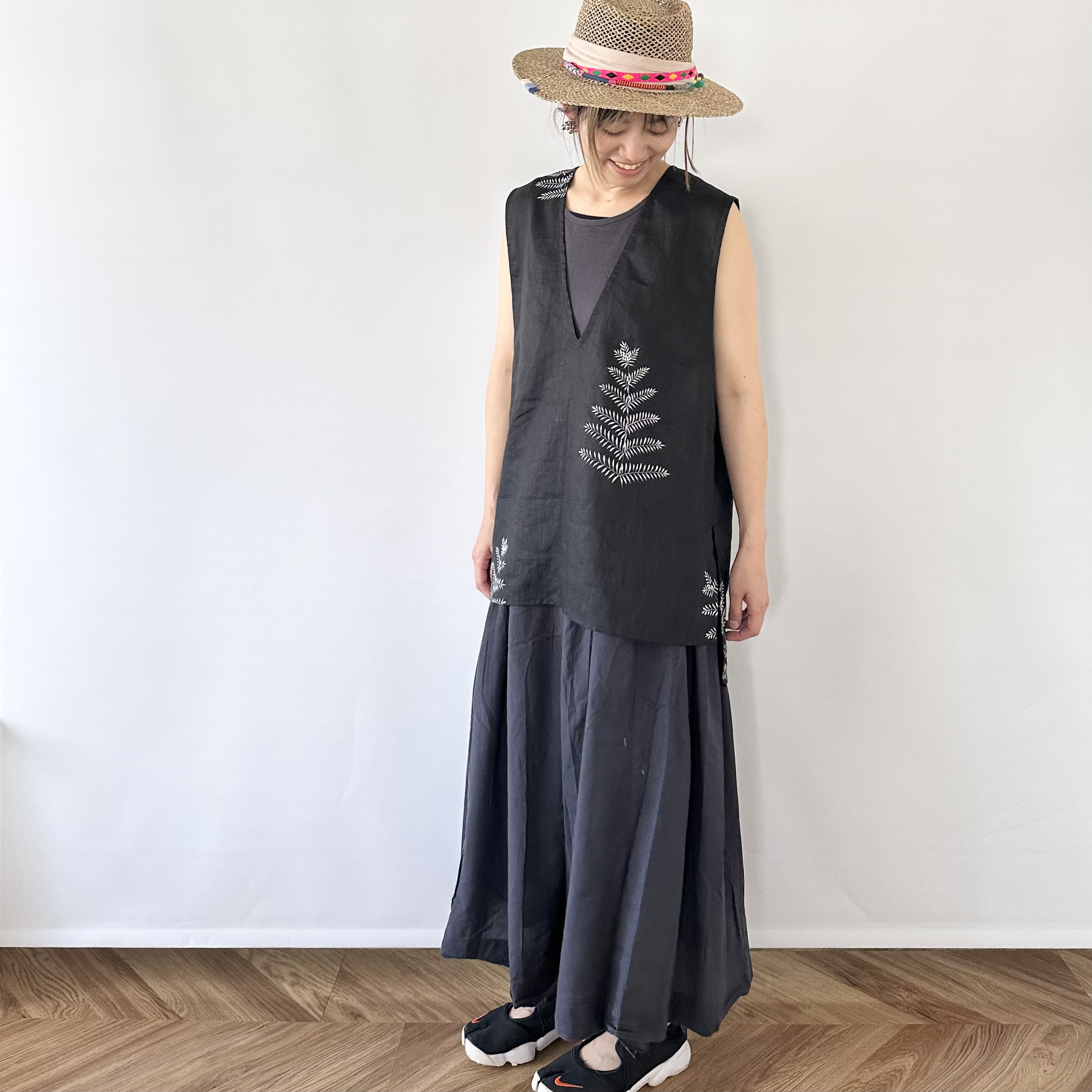 【速乾】プラスワンでお洒落に決まる　リネンベスト＜手描きシダ＞