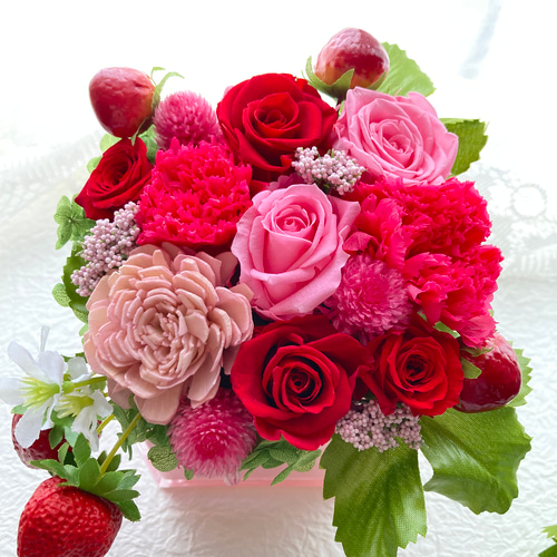 プリザーブドフラワーいちごとカーネーションバラのポットアレンジ