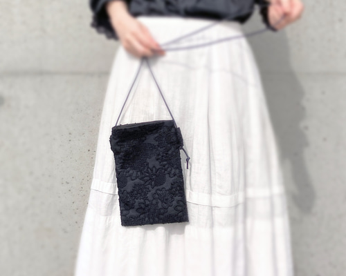 ロラライハリス♡ブラックサテンレース♡一面ライン刺繍のサコッシュ♡ストーン付き ロラライハリス♡ブラックサテンレース♡一面ライン刺繍の