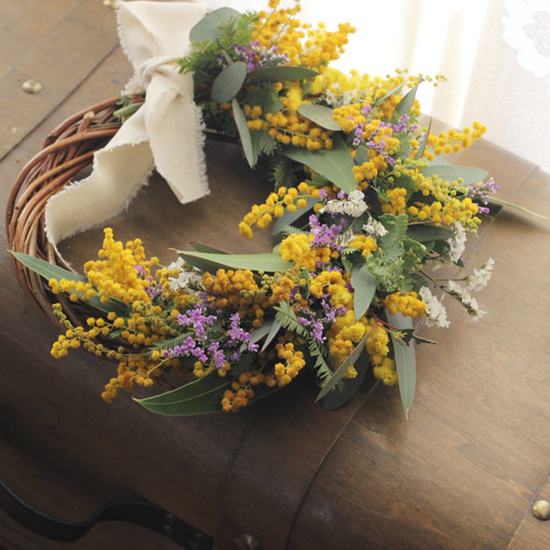 ミモザと春色小花のリース☆ミモザのハーフリース☆ドライフラワーリース ミモザと春色小花のリース☆ミモザのハーフリース☆ドライフラワー
