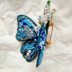 花に留まる青い蝶のブローチ 2枚目の画像