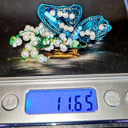 花に留まる青い蝶のブローチ ブローチ erinavelna 通販 17576680