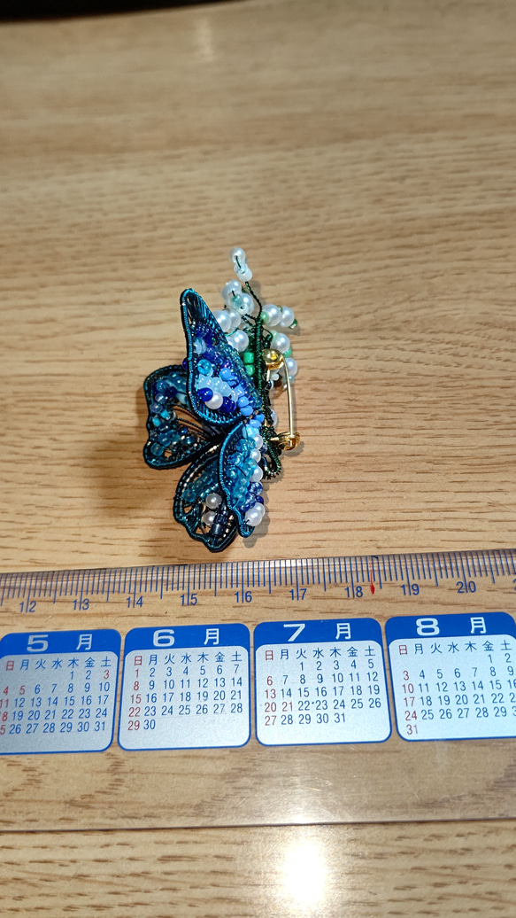 花に留まる青い蝶のブローチ 5枚目の画像