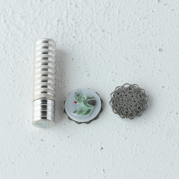 チェコガラスボタン　薄緑色のテリアのイヤリング 5枚目の画像