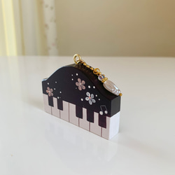 チャーム付き　ピアノ鍵盤模様の木製キーホルダー　　ピアノ雑貨　トールペイント 3枚目の画像