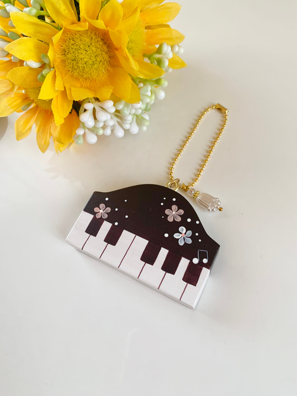 チャーム付き　ピアノ鍵盤模様の木製キーホルダー　　ピアノ雑貨　トールペイント 1枚目の画像