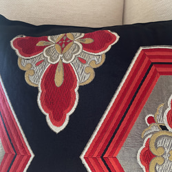 2557豪華刺繍の袋帯リメイク　正絹クッションカバー　日本のお土産に！ 3枚目の画像