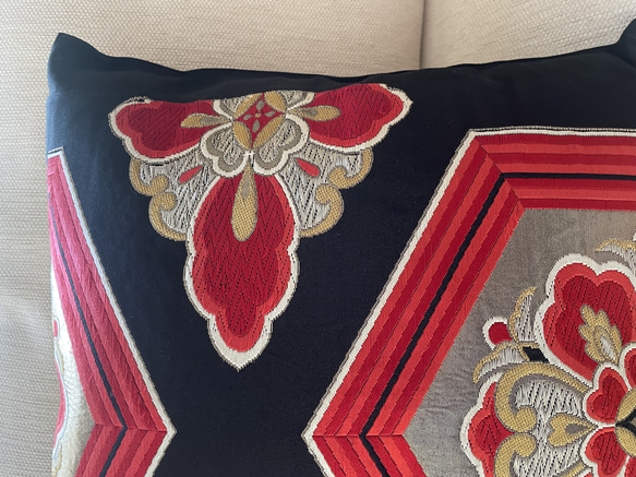 2557豪華刺繍の袋帯リメイク　正絹クッションカバー　日本のお土産に！ 3枚目の画像