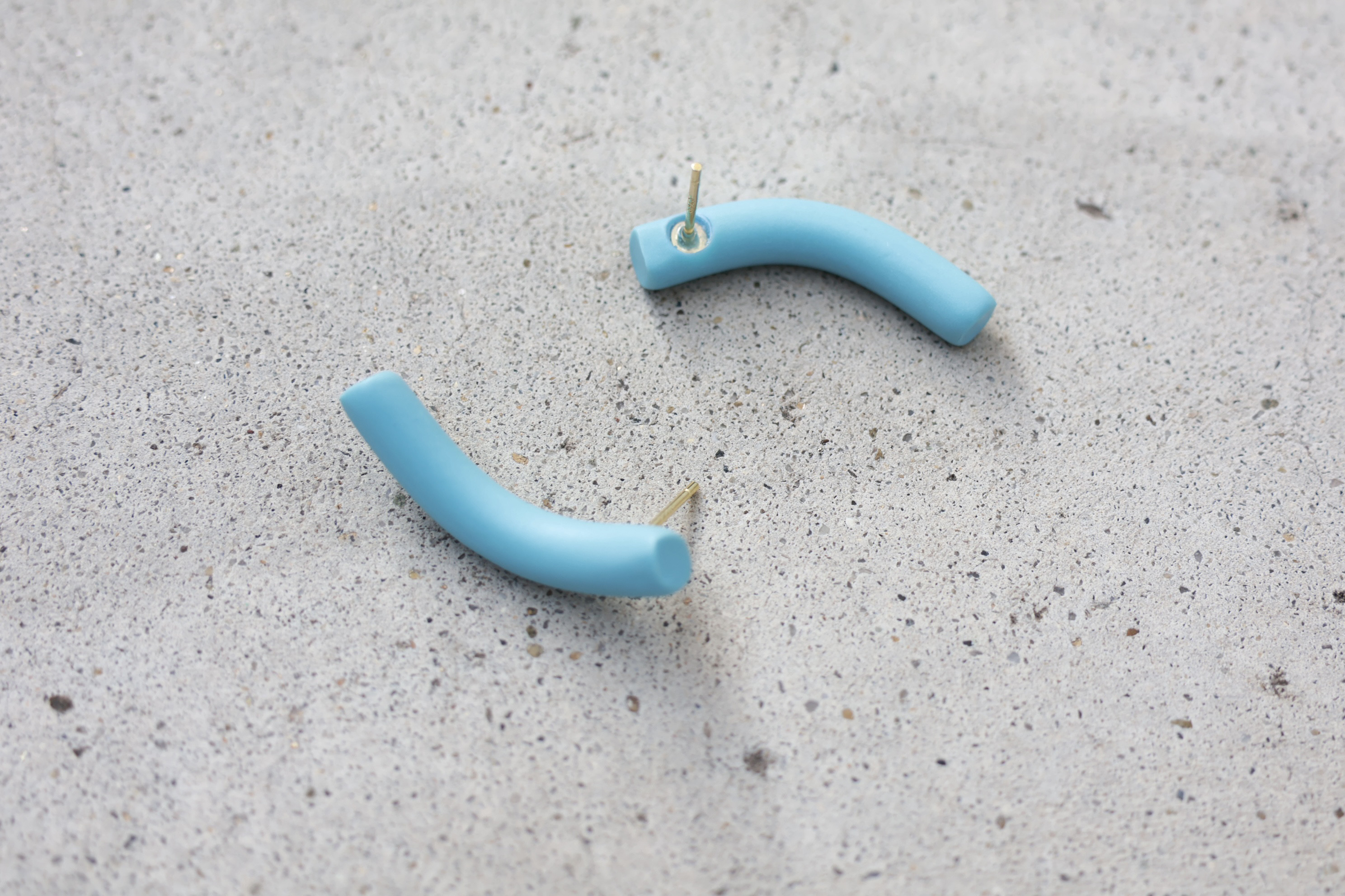 ミニマルで合わせやすい　身につけるアート　カラフルなピアス