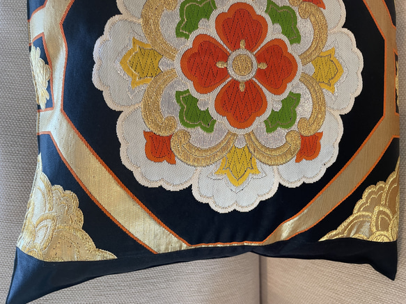 2558日本のお土産に豪華刺繍の正絹クッションカバーを！　帯リメイク 4枚目の画像
