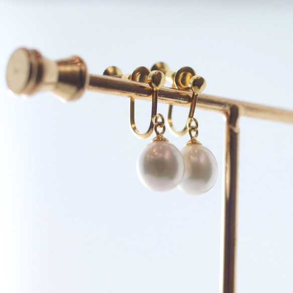 美しいシュルエット の オーバル アコヤ真珠 ネジ式イヤリング s925 24kメッキ 2枚目の画像