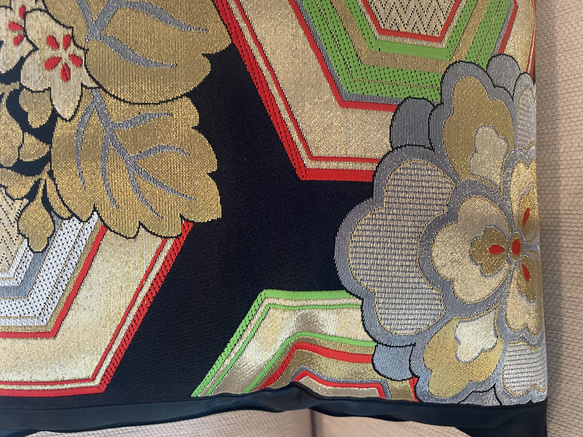 2559日本のお土産に！帯をリメイクした正絹クッションカバー　40cm✖️40cm 2枚目の画像
