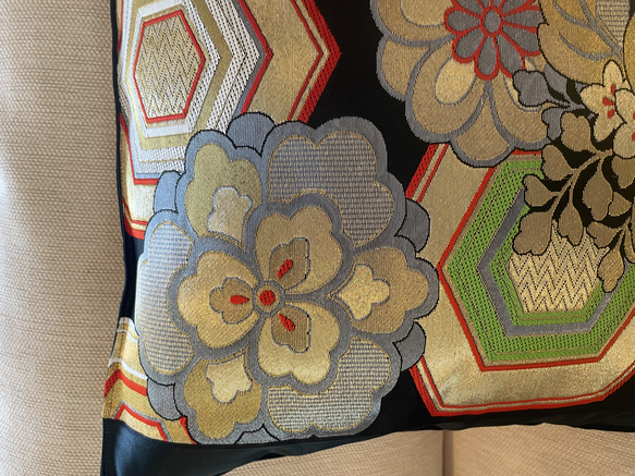 2560日本のお土産に！帯をリメイクした正絹クッションカバー　40cm✖️40cm 4枚目の画像