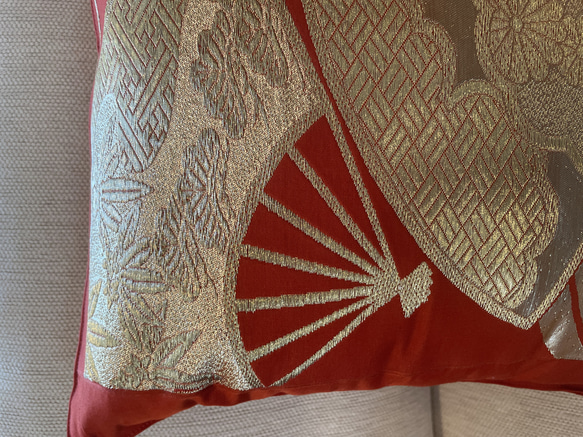 2562日本の御土産に！豪華刺繍の帯で作った正絹クッションカバー　40✖️40 3枚目の画像