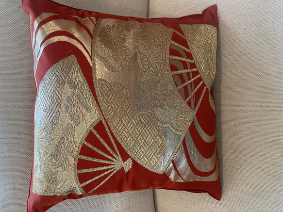 2562日本の御土産に！豪華刺繍の帯で作った正絹クッションカバー　40✖️40 1枚目の画像