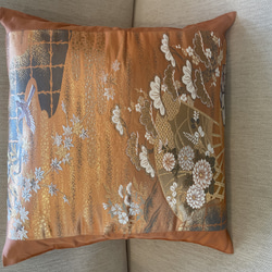 2563日本の御土産に！純金箔の豪華刺繍の袋帯で作った正絹クッションカバー 1枚目の画像