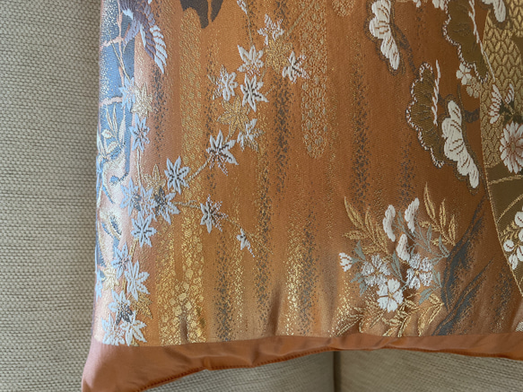 2563日本の御土産に！純金箔の豪華刺繍の袋帯で作った正絹クッションカバー 6枚目の画像