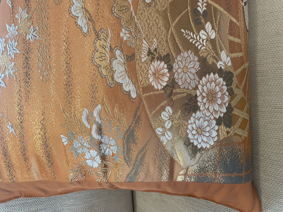 2563日本の御土産に！純金箔の豪華刺繍の袋帯で作った正絹クッションカバー 2枚目の画像