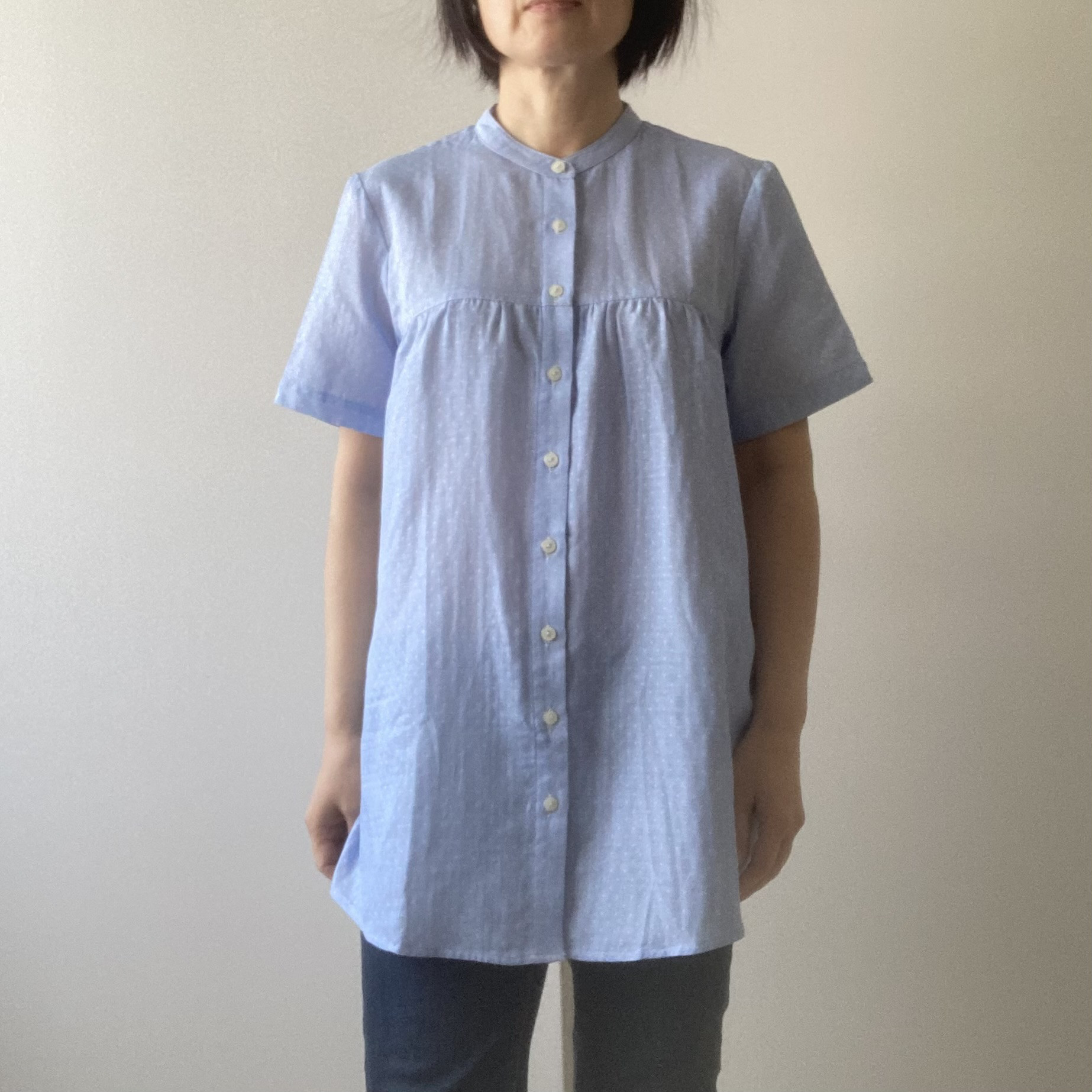 コットンガーゼのスタンドカラーブラウス