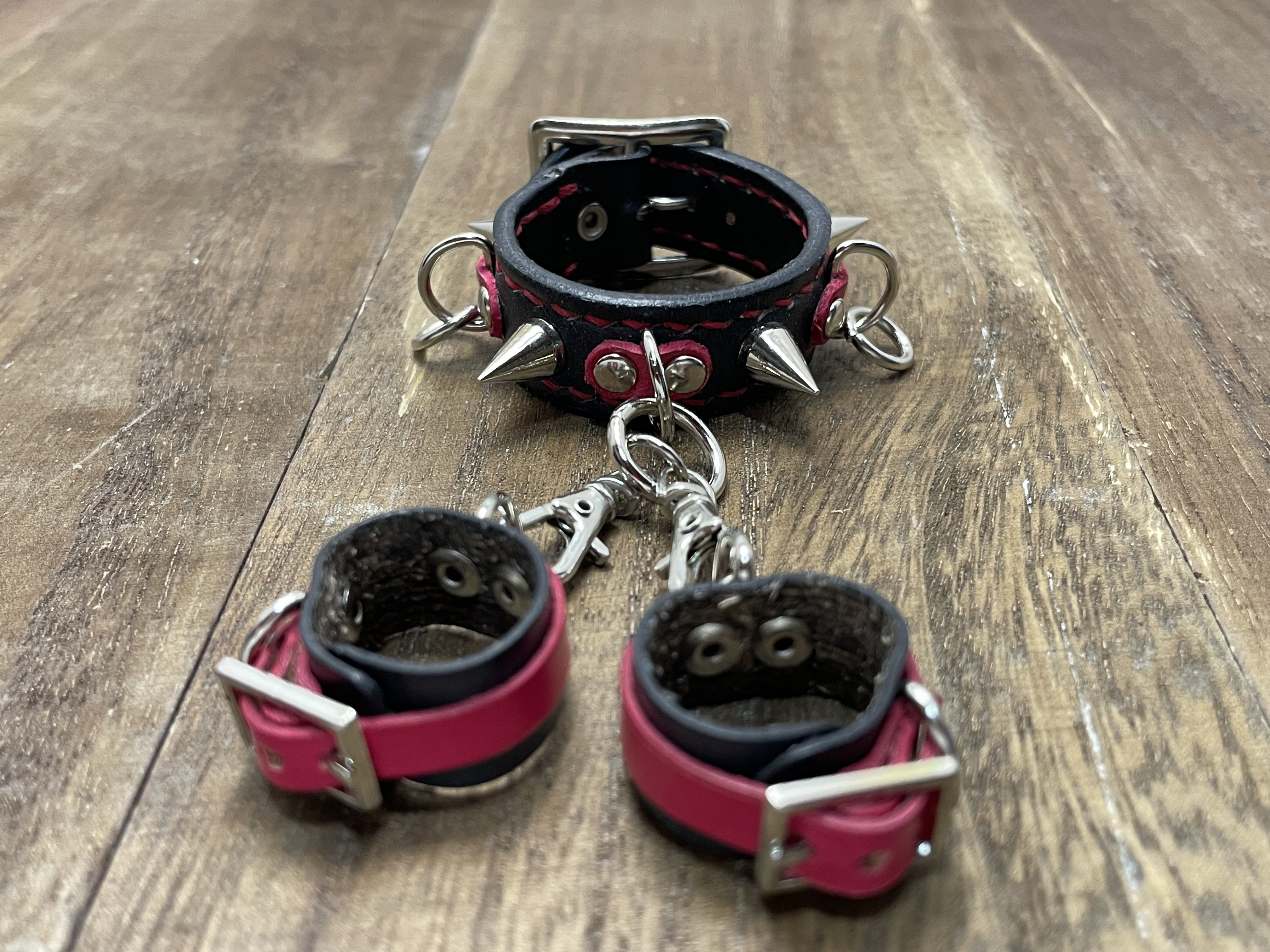 ミニ首輪&ミニ手枷チャーム　黒×赤　スパイク