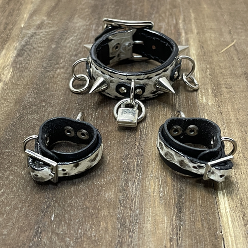 ダイヤモンドパイソンのミニ首輪&ミニ手枷チャーム スパイク バッグ 