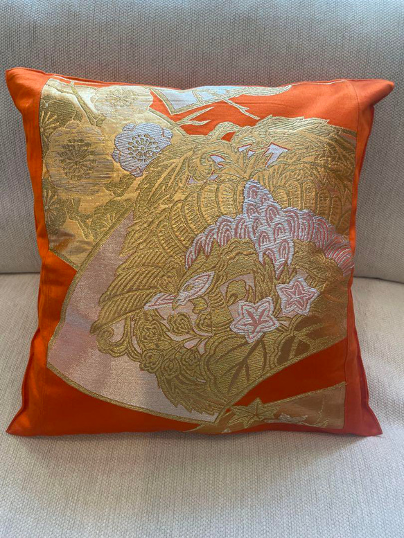 2576日本のお土産に！帯をリメイクした正絹クッションカバー40cm✖️40cm 1枚目の画像