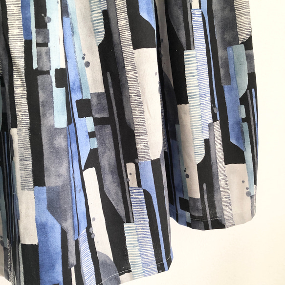 国産コットン&リネン　アートペイントのロングスカート【ミッドナイトブルー】 3枚目の画像