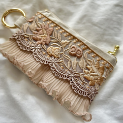インド刺繍　リボン　カラビナ付きファスナーポーチ　ベージュ 1枚目の画像