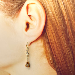 【ギターチャームピアス】ギター、ピアス、アクセサリー、オリジナル、記念品、ギフト、演奏会、母の日 2枚目の画像