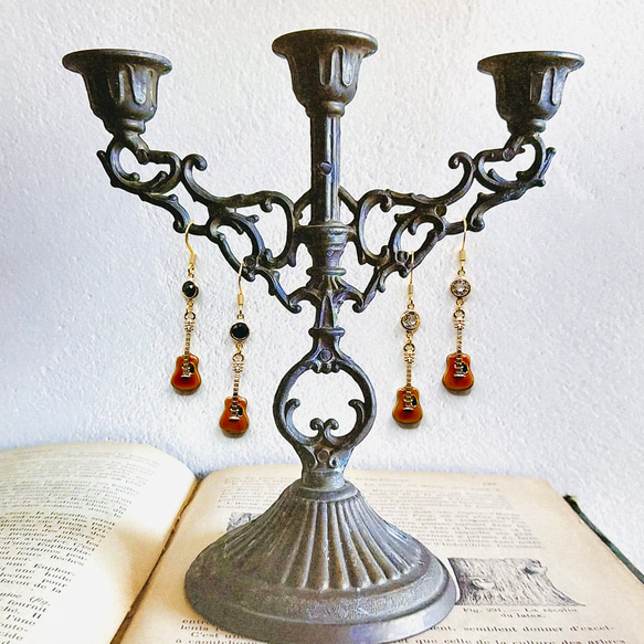 【ギターチャームピアス】ギター、ピアス、アクセサリー、オリジナル、記念品、ギフト、演奏会、母の日 1枚目の画像