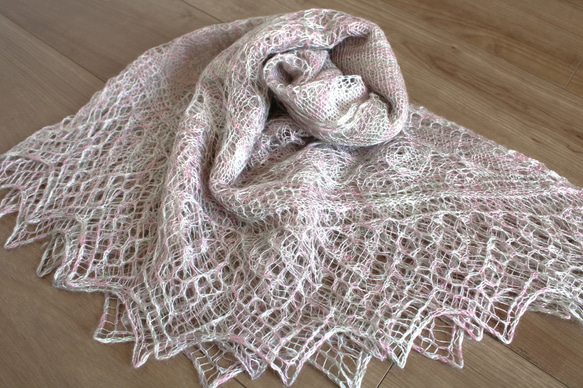 大判・超極細レースショール　モヘア・メリノ　さくらミックス(段染め) このショールは