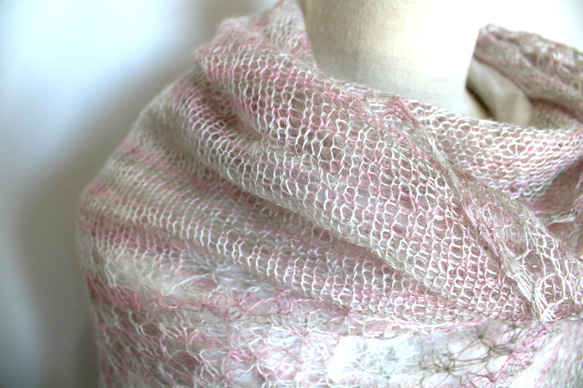 大判・超極細レースショール　モヘア・メリノ　さくらミックス(段染め) このショールは