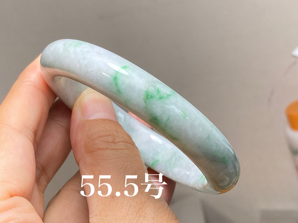 BG5-2 美品 花緑 55.5MM 真ん丸 ミャンマー産 天然本翡翠 バングル 1枚目の画像