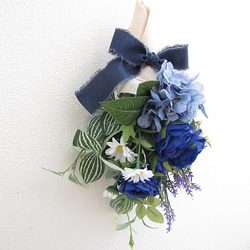 クールなブルーカラーの花束風のスワッグ　バラ、アジサイ、ラベンダー入り　　造花　cmsw015 2枚目の画像