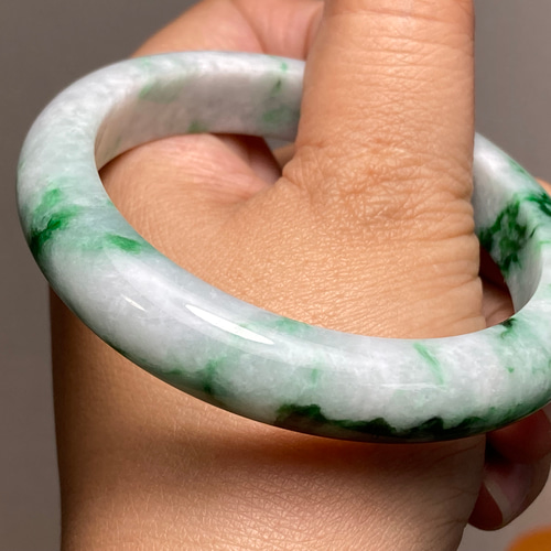 在庫処分セール・鑑別書付・56mm無処理天然ミャンマー産本翡翠・楕円形バングル 在庫処分セール・鑑別書付・56mm無処理天然ミャンマー産本翡翠バングル