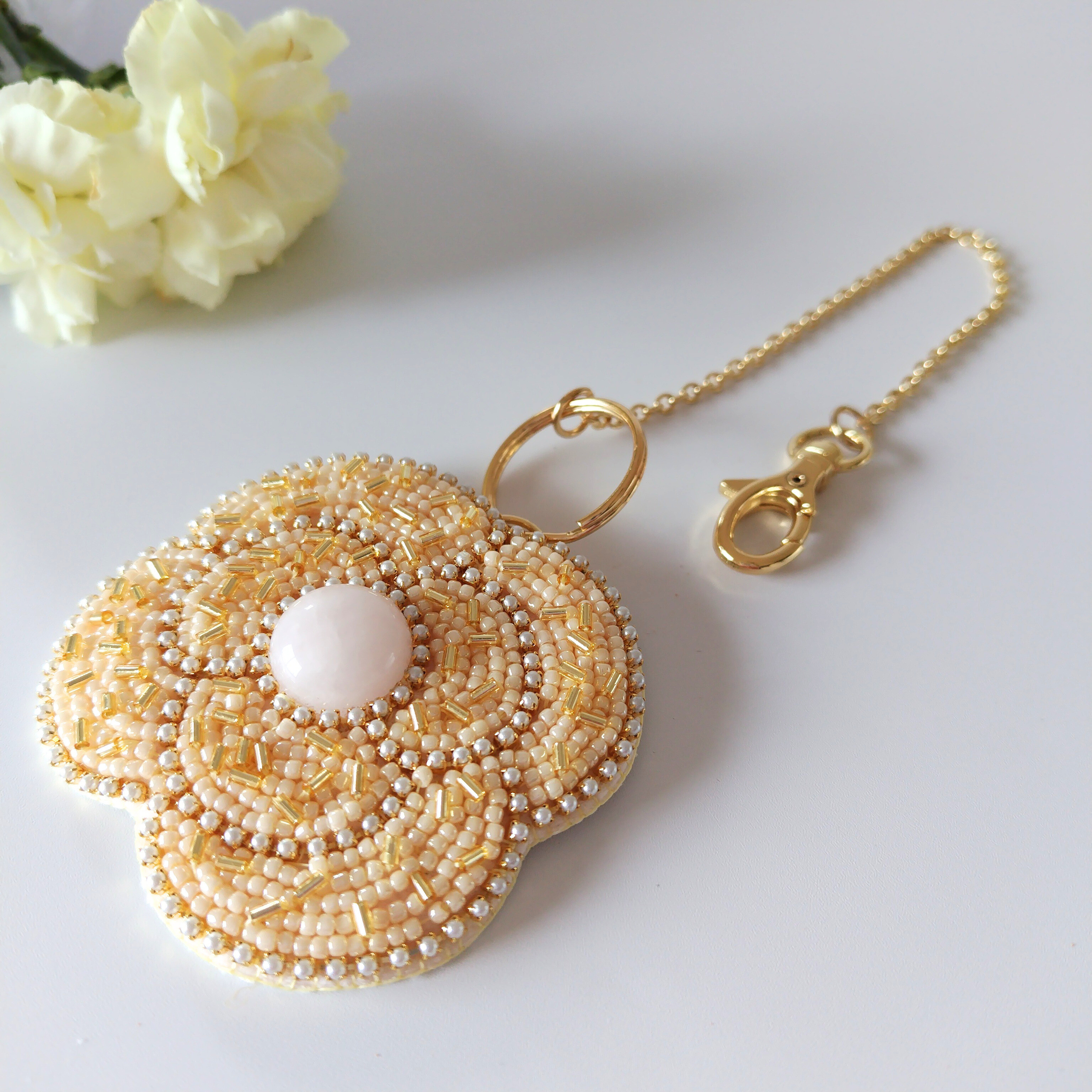 カメリア バッグチャーム 天然石 ローズクォーツ 10月誕生石 (k16GP）ビーズ刺繡