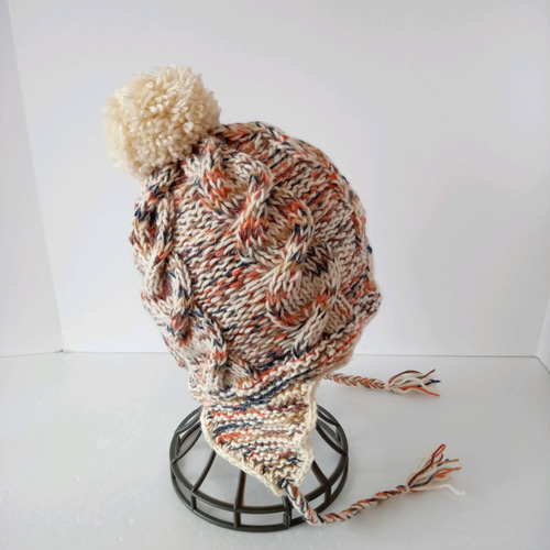 47耳あて付きニット帽 ポンポン付き 三つ編み付き オレンジ✕ベージュ